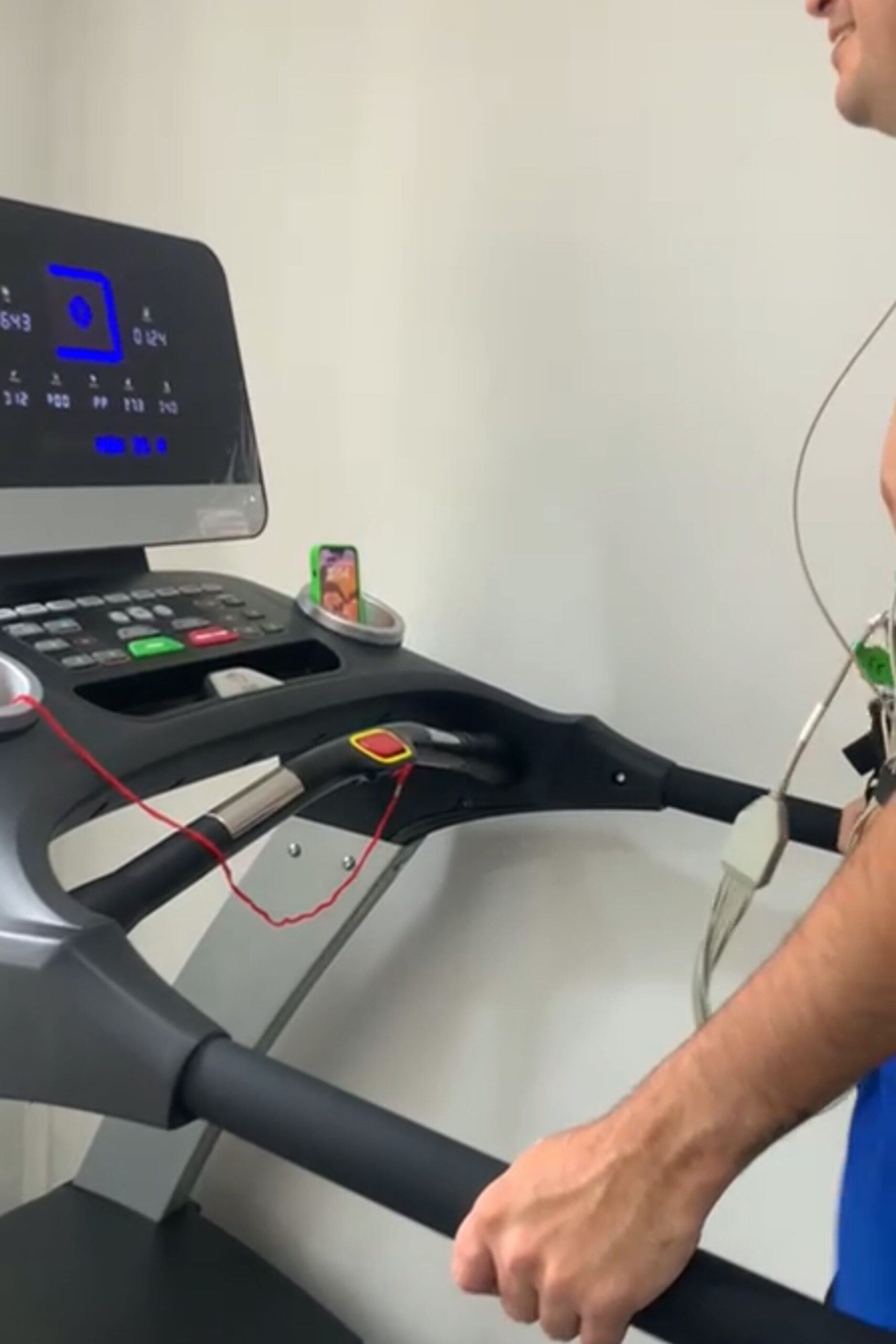 Poster feliz navidad y año nuevo colorido rojo y amarillo